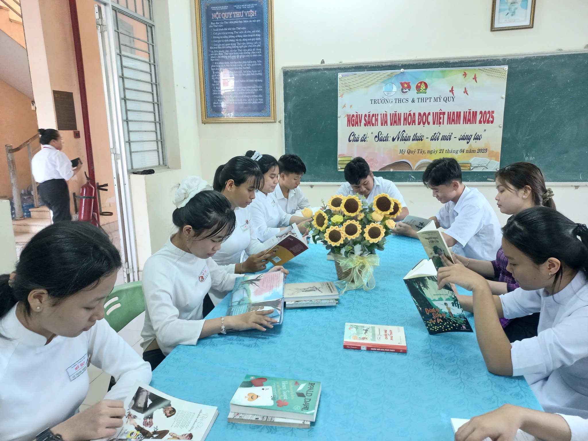 HƯỞNG ỨNG NGÀY SÁCH VÀ VĂN HOÁ ĐỌC VIỆT NAM NĂM 2025  CHỦ ĐỀ: "SÁCH: NHẬN THỨC- ĐỔI MỚI- SÁNG TẠO"